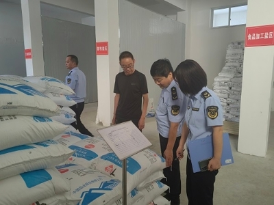 涇川縣市場(chǎng)監(jiān)督管理局開展汛期食品安全專項(xiàng)檢查，重點(diǎn)整治預(yù)包裝與散裝食品