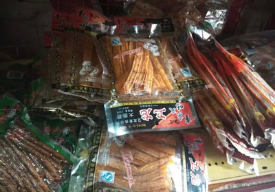哈爾濱校園周邊食品安全隱憂 '五毛零食'身份難辨，生產(chǎn)日期一抹即掉